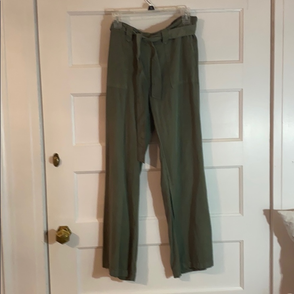 Aerie loose fitting casual pants in olive green XS